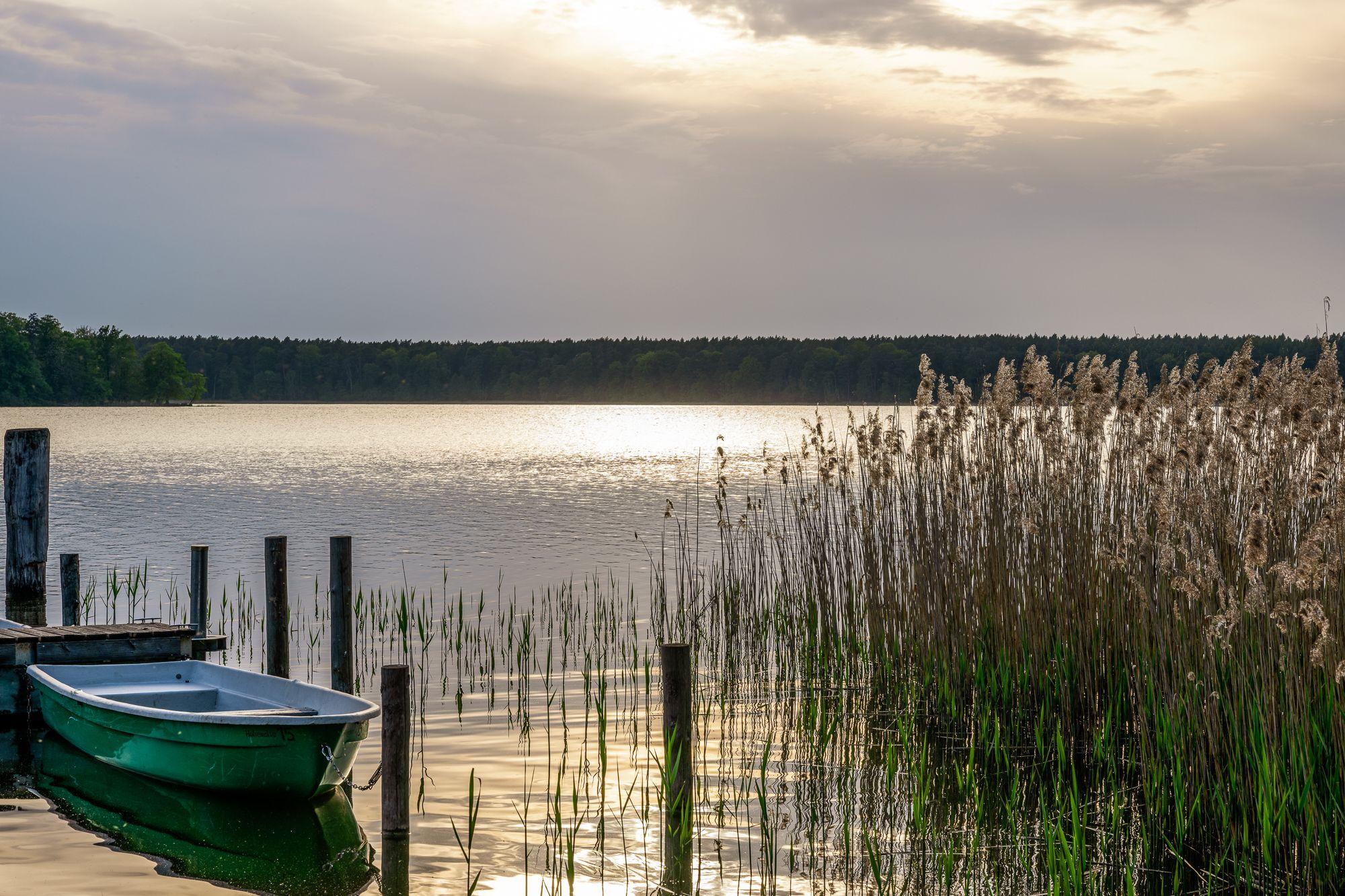 Ein See mit einem Steg und Boot 